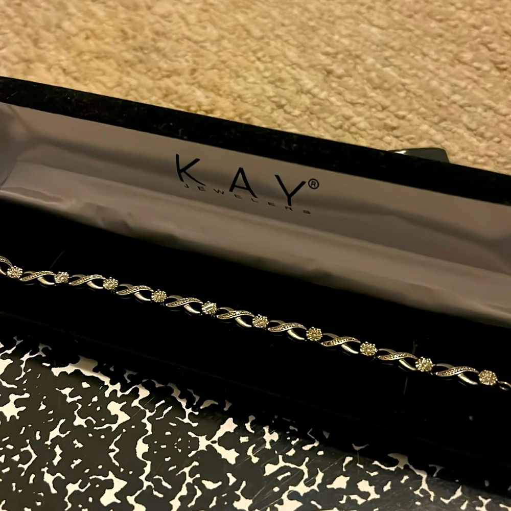In box used bracelet white gold with diamonds ♾️ alternating with burst